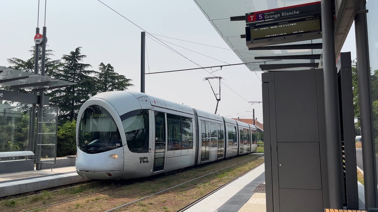 Tramway de Lyon Citadis 302 à Chassieu ZAC du chêne et à Eurexpo sur la ligne T5 - réseau TCL