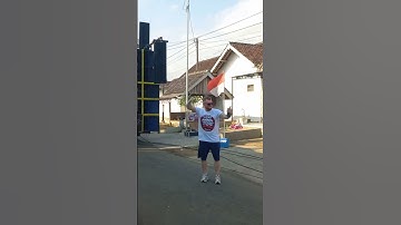 Bule rusia Mishka rr  joget di depan sound minions audio #anggerprojects #karnaval