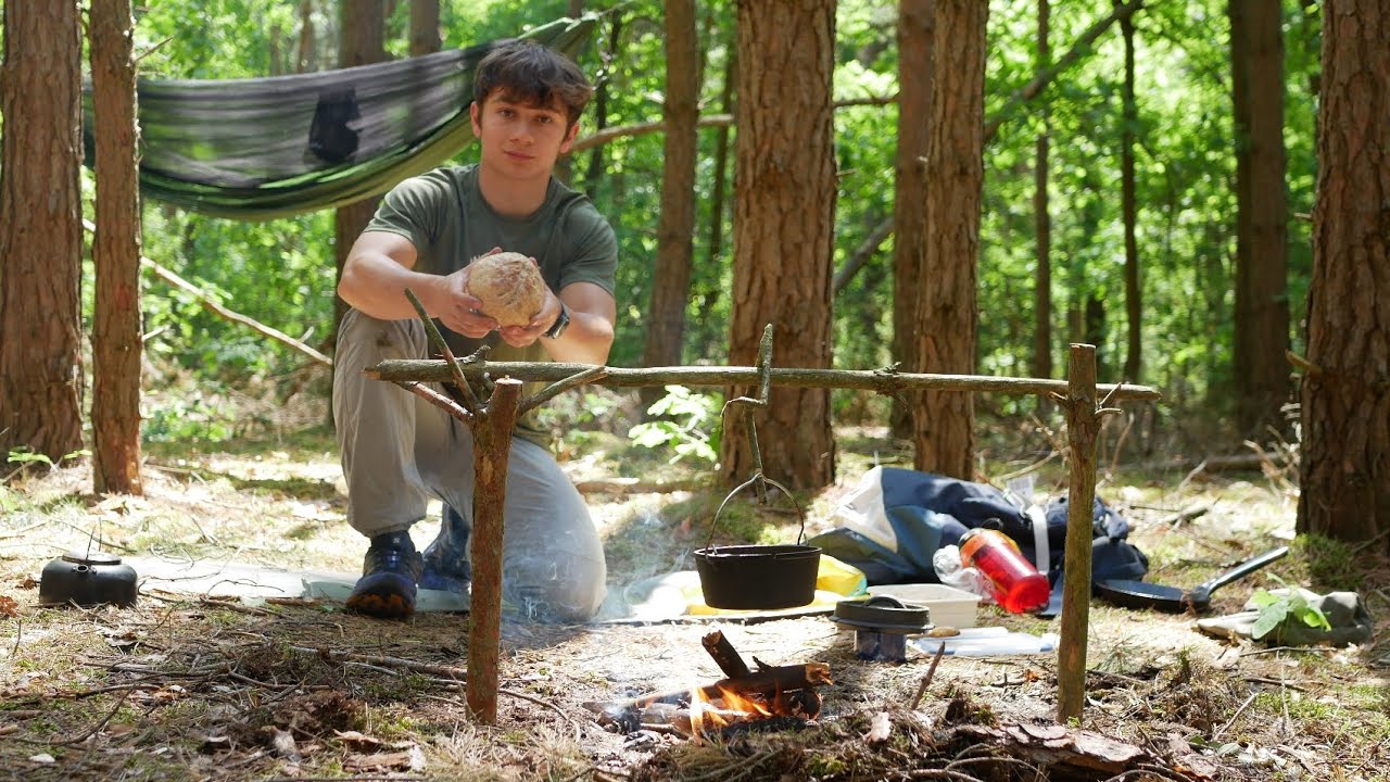 Potrawka i chleb z żeliwnego kociołka- luźne wyjście do lasu