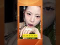 Cách thử lens bá đạo của cô gái