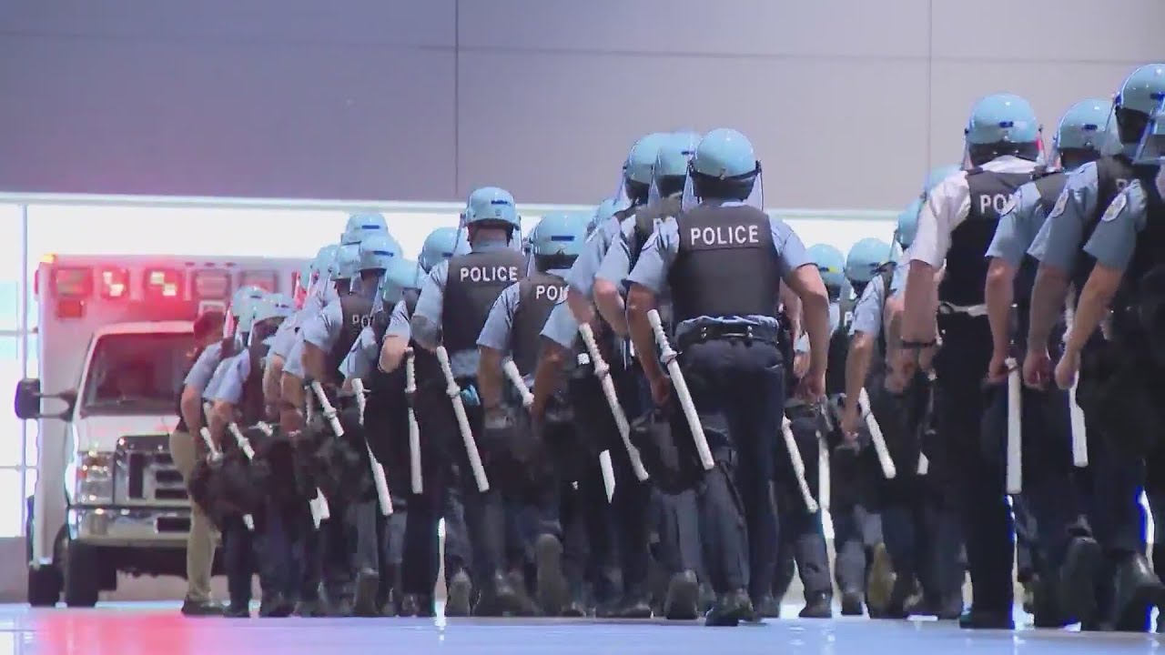 Chicago Police officers train for expected protests at Democratic ...
