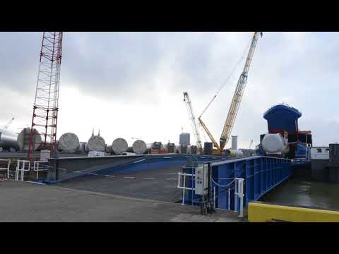 In the tidal port of Oostende mega Siemens turbines are unloaded on wheels