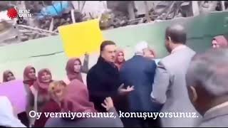 Hatay'ın CHP'li Belediye Başkanı Lütfü Savaş’ın kendisinden talepte bulunan vatandaşlarla konuşması