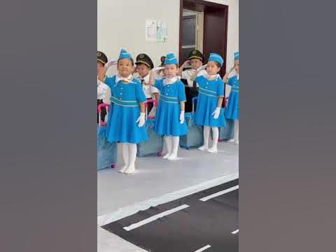 Мини юбкадағы стюардессаның суреті Мини юбкадағы стюардессаның суреті