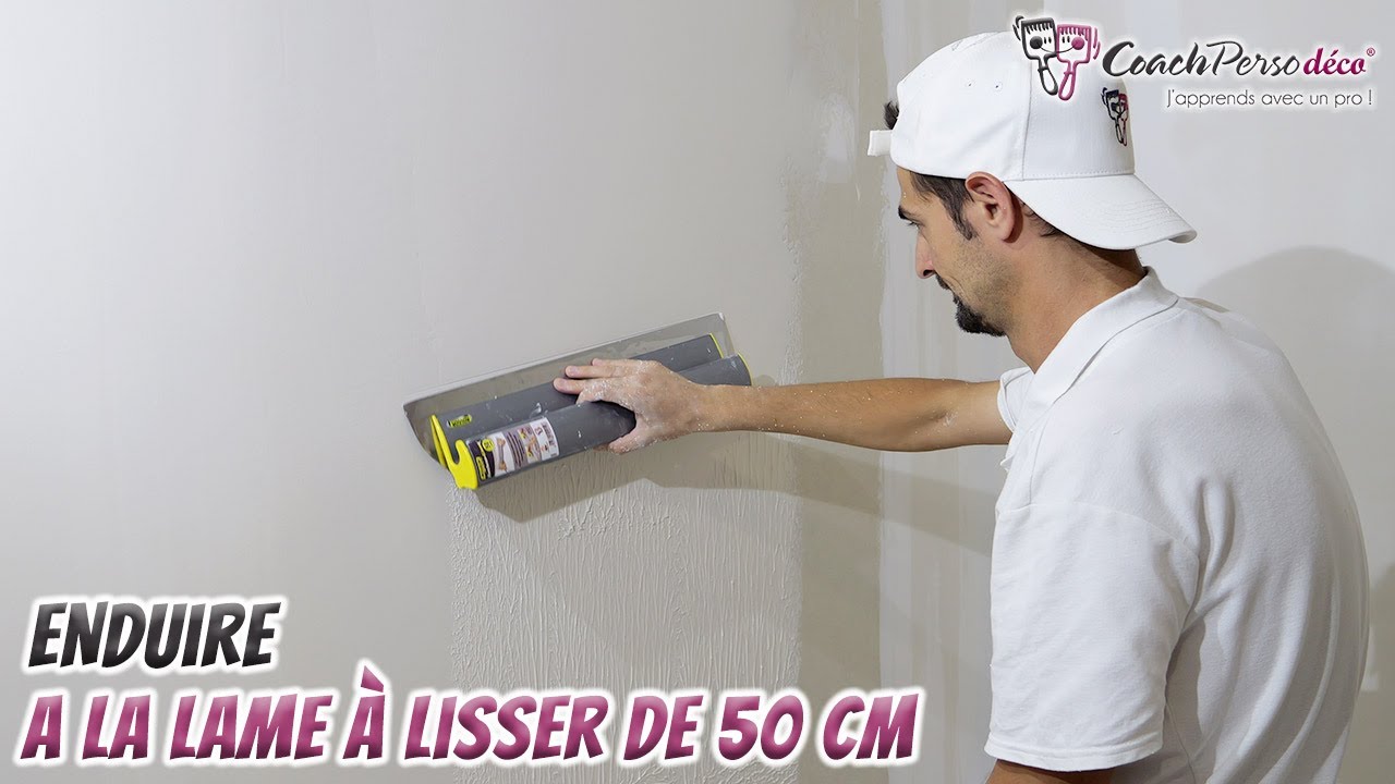 Enduire efficacement un mur à la lame à lisser de 50 cm 