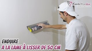 Enduire efficacement un mur à la lame à lisser de 50 cm