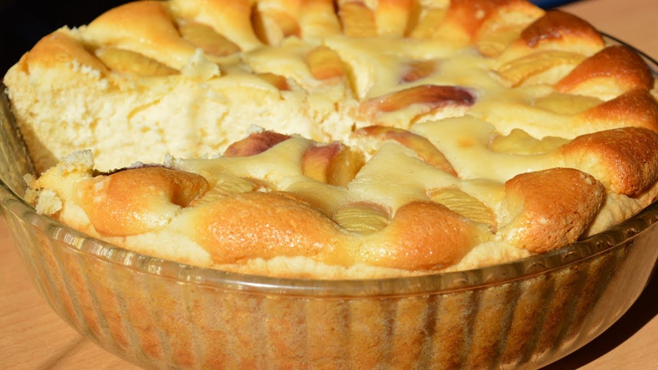 Тесто из творога для пирога. Творожно яблочная выпечка. Пирог с творогом. Пирог с творогом и яблоками. Творожный пирог с яблоками.