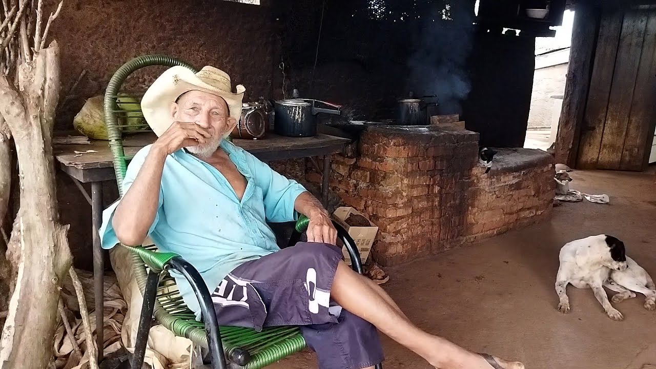 ELE MORA DENTRO DE UM CURRAL, MAS VIVE MELHOR QUE MUITO REI! CACHAÇO VÉIO FOI CASADO POR 3 VEZES