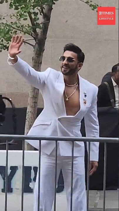 Ranveer Singh takes over New York in classic white suit and dazzling  jewellery. Uff, say fans - India Today