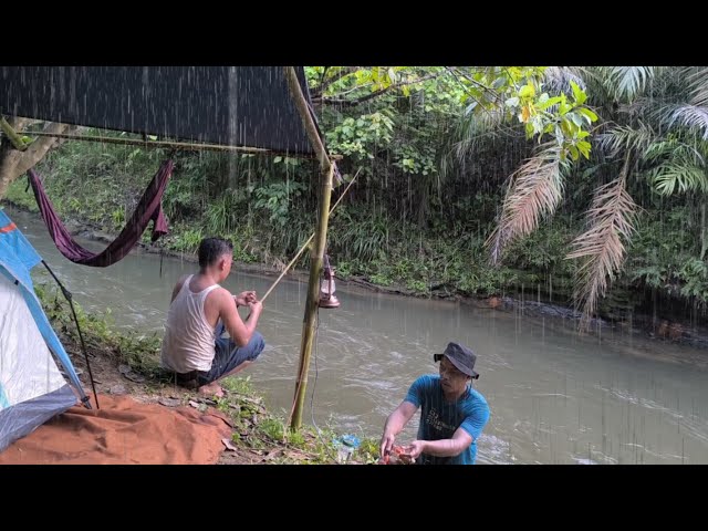 hit by heavy rain, spent the night in a tent cabin by the river, Fhishig slept soundly until morning class=