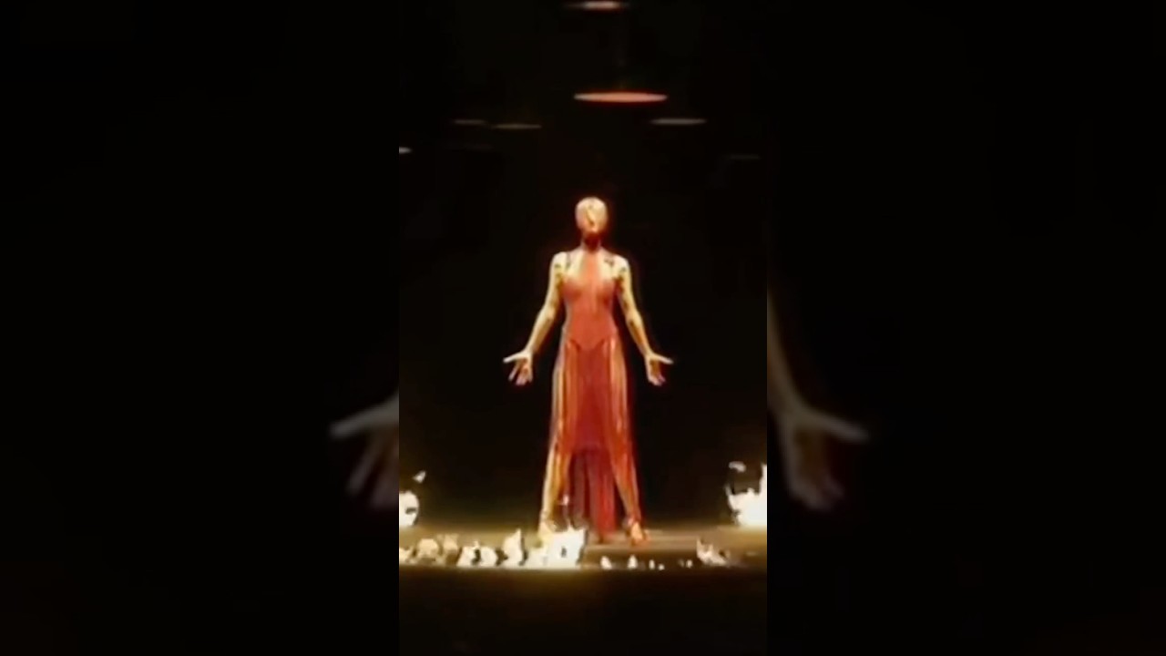 Самый полный выпуск об истории Александра Маккуина уже на канале.