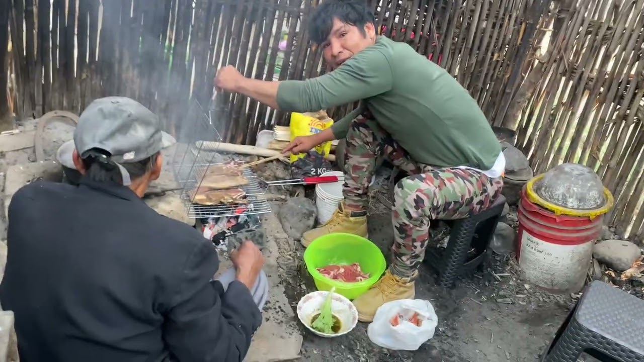 Don caliman y yo preparamos una rica parrilladita.. alegrandole el  DIA