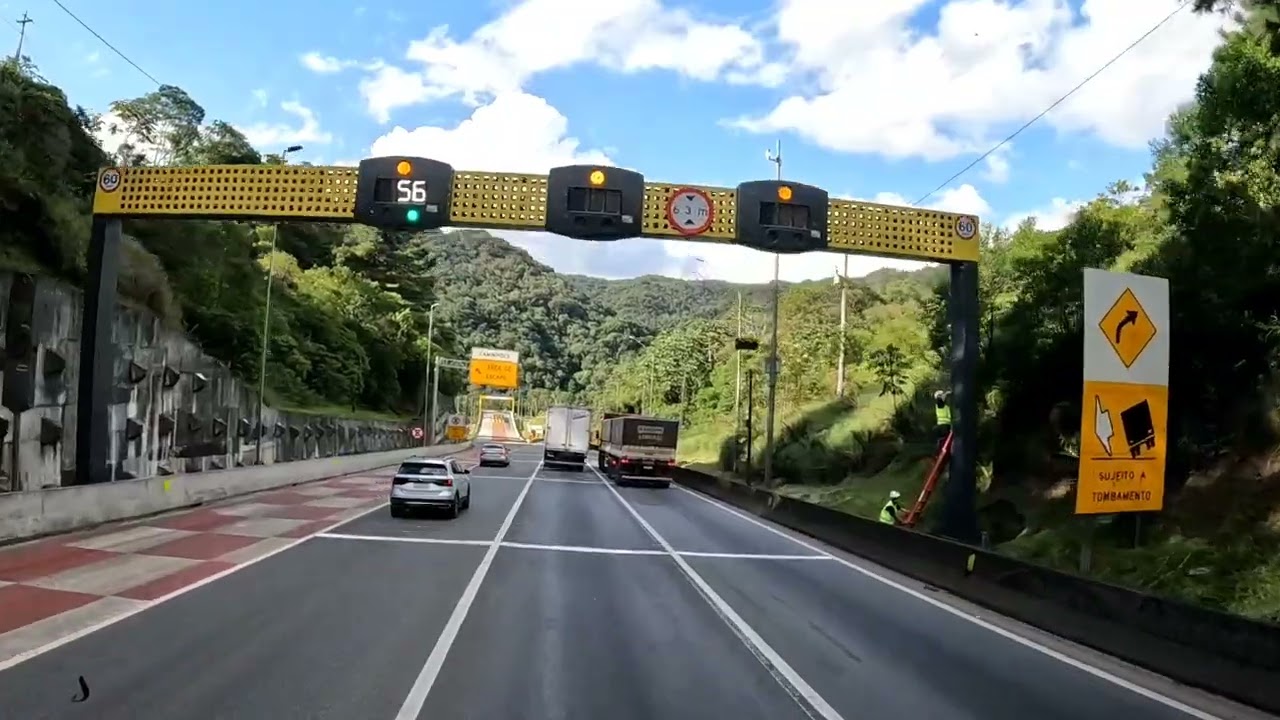 Descendo a serra do Garuva, divisa do PR com SC