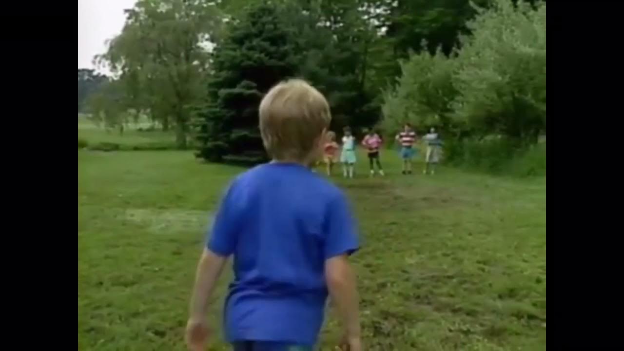 Wait a minute who are you. Уиллоу смит wait. Willow smith wait a minute. Doubtful wait a minute. Песня wait a minute.