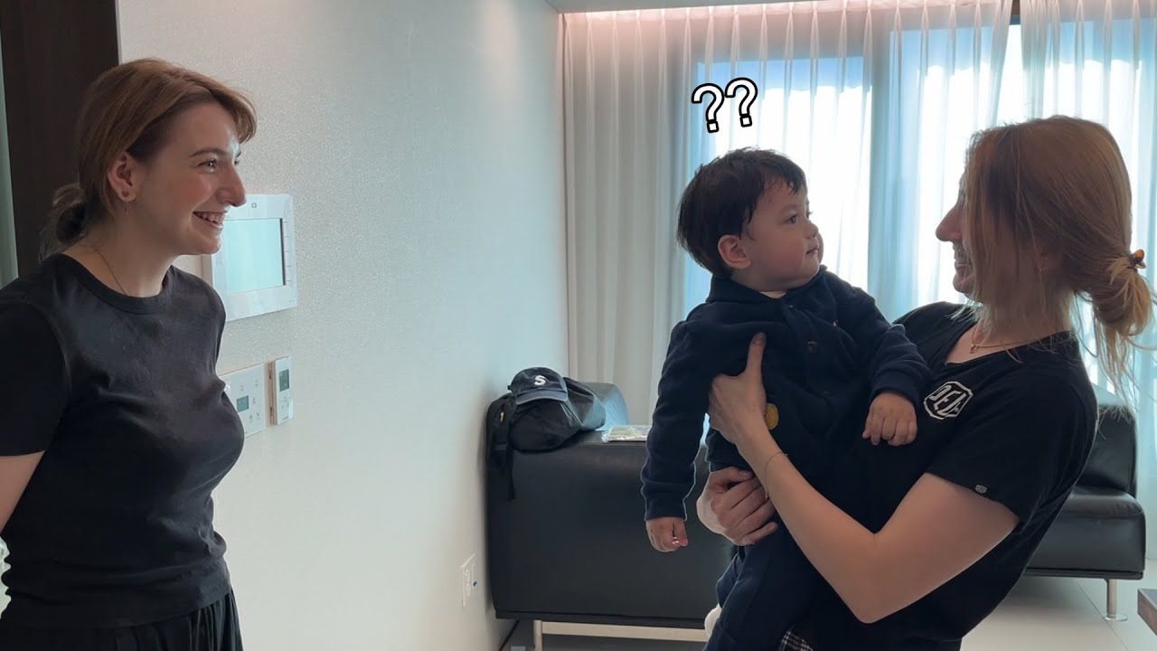 태어나서 쌍둥이 이모를 처음 본 아기의 반응은?