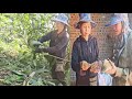 Ms. Tuyet lets people help harvest giang leaves so that everyone can have more income