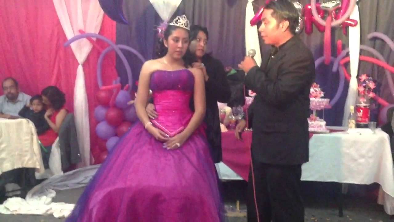 Discurso de un padre emocionado por los XV de su hija - YouTube