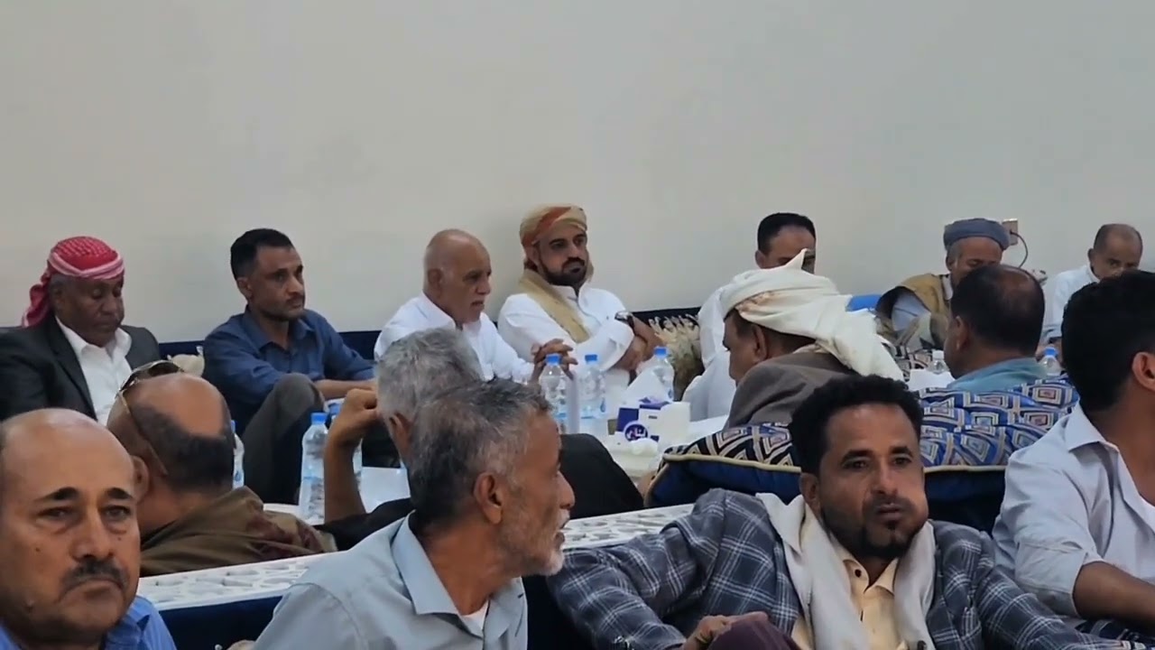 خطاب شديد اللهجة.. الشيخ سلطان البركاني يجري إتصالا هاتفيا بجميع الحاضرين في عزاء الشهيد حسين الصوفي