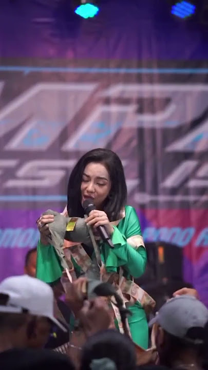 Biduan cantik di kalungin uang saweran #dangdut #biduancantik #shortvideo