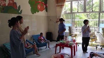 Mái ấm Thiên Phước Củ Chi: lời cầu nguyện trước bữa ăn.