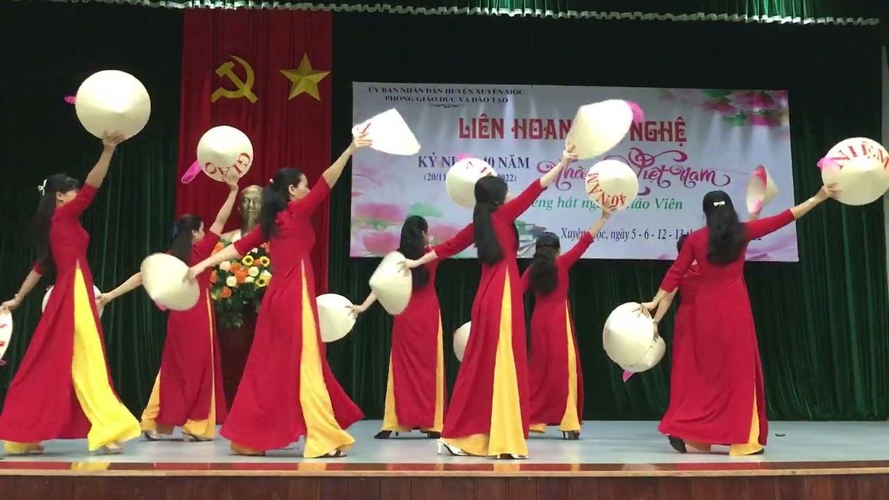 Tiết mục múa “ Việt Nam quê hương Tôi “ Tốp múa giáo viên trường Trần Đại Nghĩa.