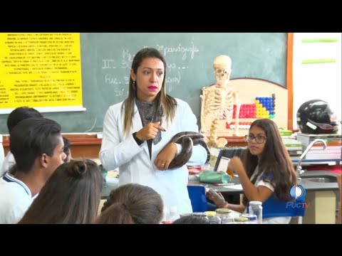 Professora de Biologia egressa da PUC Goiás é exemplo para alunos