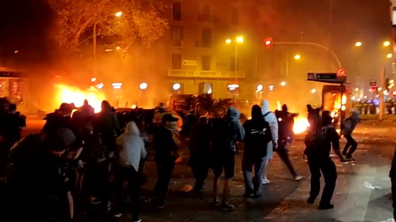 Hogueras Y Batalla Campal En La Plaza Urquinaona De Barcelona Youtube