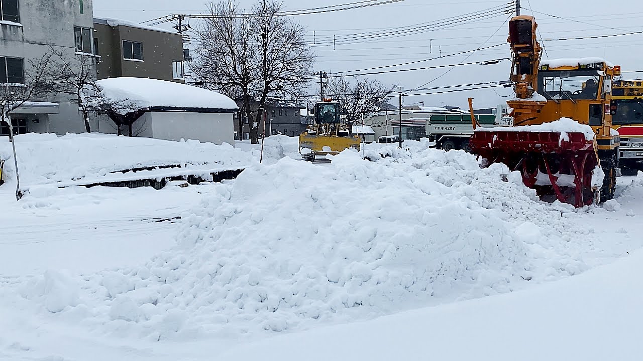 この雪があっと言う間に吸い込まれていく イエローモンスター ！　重機除雪の連携プレイ