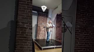 Svein Bolstad leser dikt på Litteraturhuset i Bergen. 11.4.2026