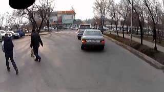 Алматы. Пешеходы на дороге 20150227 1646