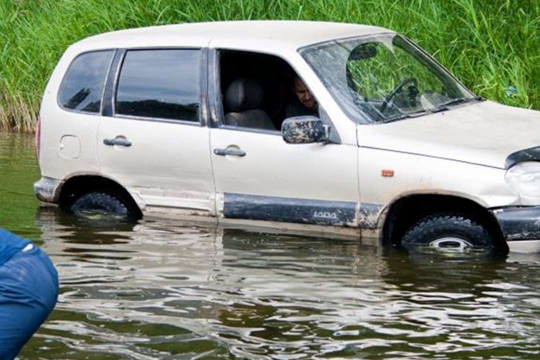 Нива по воде едет