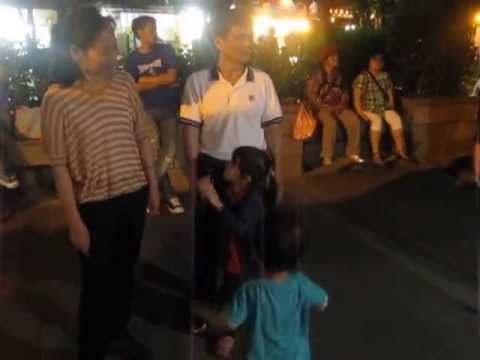 我在美麗的淡水老街,聽見一首輕快好聽的台語對唱情歌(愛情限時批02)by[高明德ANDY]可愛小女孩和小男孩快樂跳舞篇