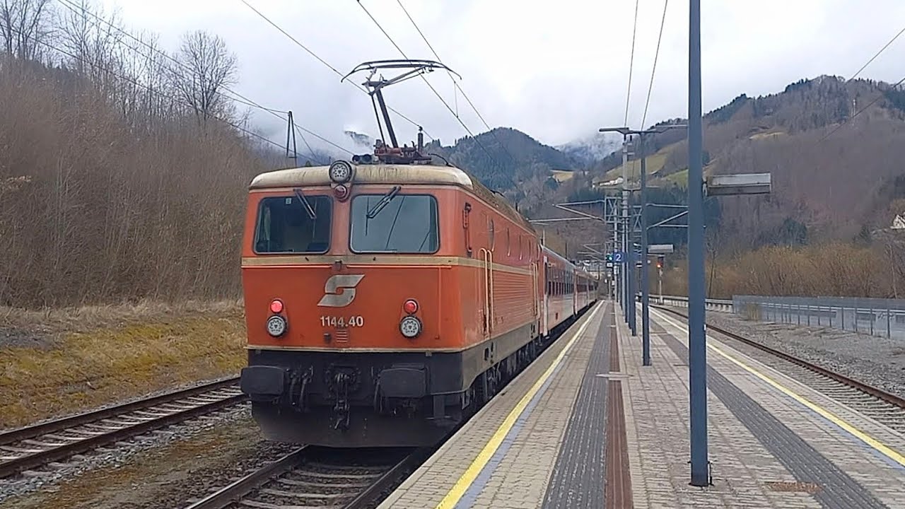 Historyczny 1144-40 na popychu pociągu Osobowego do Linz, na stacji
