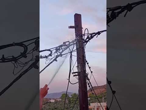 Φωτιά σε κολώνα της ΔΕΗ στην Εύβοια