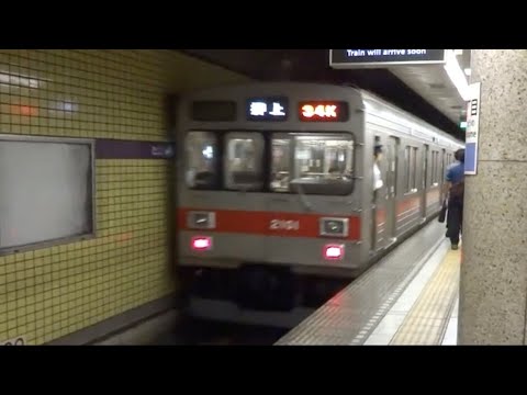 青山一丁目駅（Z03）を発車する東急2000系2001F（各駅停車押上行き）