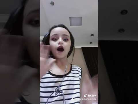 خطواتها وهي بتعدي سودانية