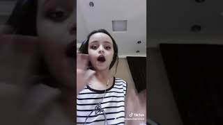 خطواتها وهي بتعدي....سودانية