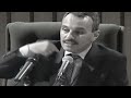 كان سقراط يركز على لأخلاق ويؤمن بوجود قيم كلية ثابتة الخير العدل الفضيلة
