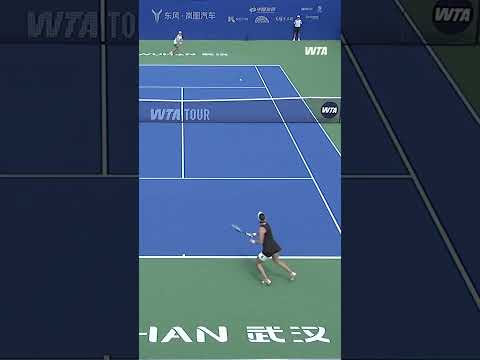 On defense! 🔥Belinda Bencic is finding her footing against Kartal.#dongfengvoyahwuhanopen