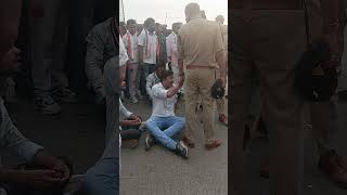 डोंगरगाव मे बिजली बीज बहुत आने के कारण परेशान हो कर किया चक्का जाम