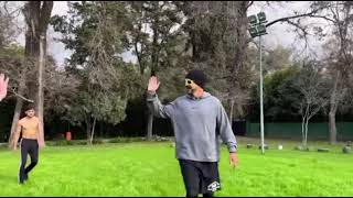 Ricardo Arjona jugando fútbol 🥅