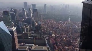 İstanbulun en büyük binasından istanbul manzarası.\