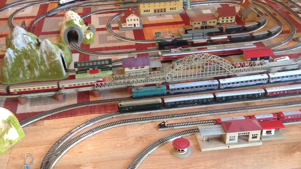 m-rklin-ho-temporary-layout-7-trains-running-together-phase-3-of