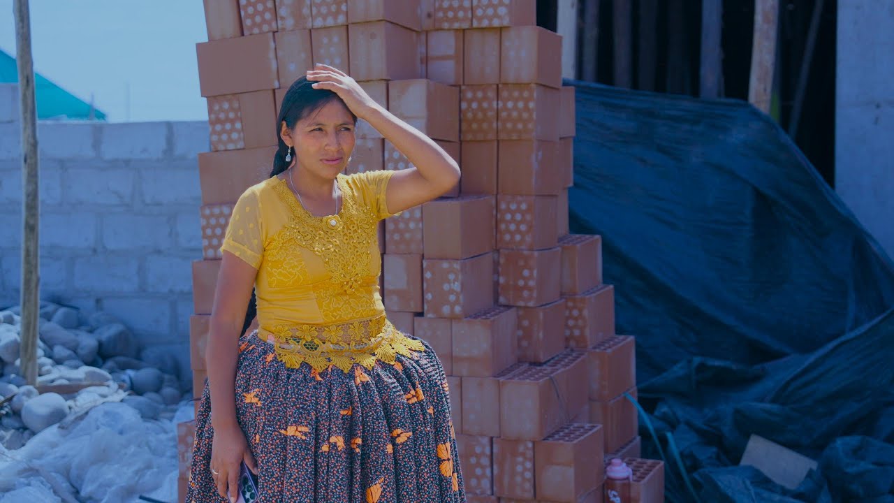 Levantaron su hogar en un tεrrεno qᴜe no era suyo… y un día la dueñα apareció 😨