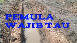 Cara Membuat Parit Yang Lurus Dengan Excavator.....