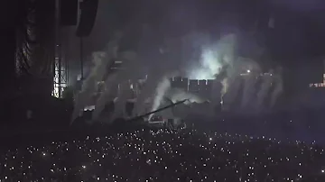 Travis Scott Going Crazy as He Performs "Topia Twins" ft 21 Savage for the First Time!!