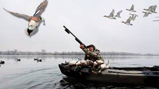 シーズン後半の霧深い遠隔地の川でのダックハント screenshot 5