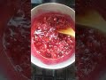 helado de vainilla marmolado con fresas y moras