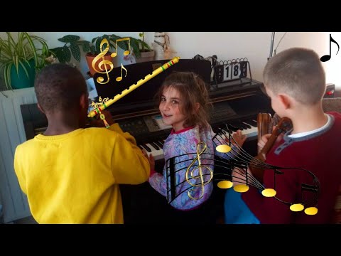 მათე და ნინა მეგობართან ერთად უკრავენ პიანინოზე - კონცერტი :))