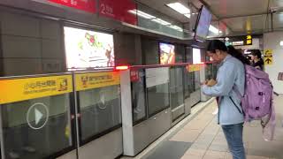 台北捷運C301型車號017/018推進器改裝車進入中山站
